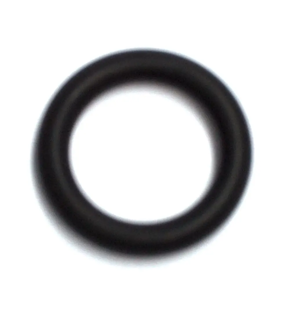 Schwarzer Gummi-O-Ring auf weißem Hintergrund, verwendet in Daikin-Anwendungen. Der Ring hat eine runde Form und eine gleichmäßige Oberfläche.